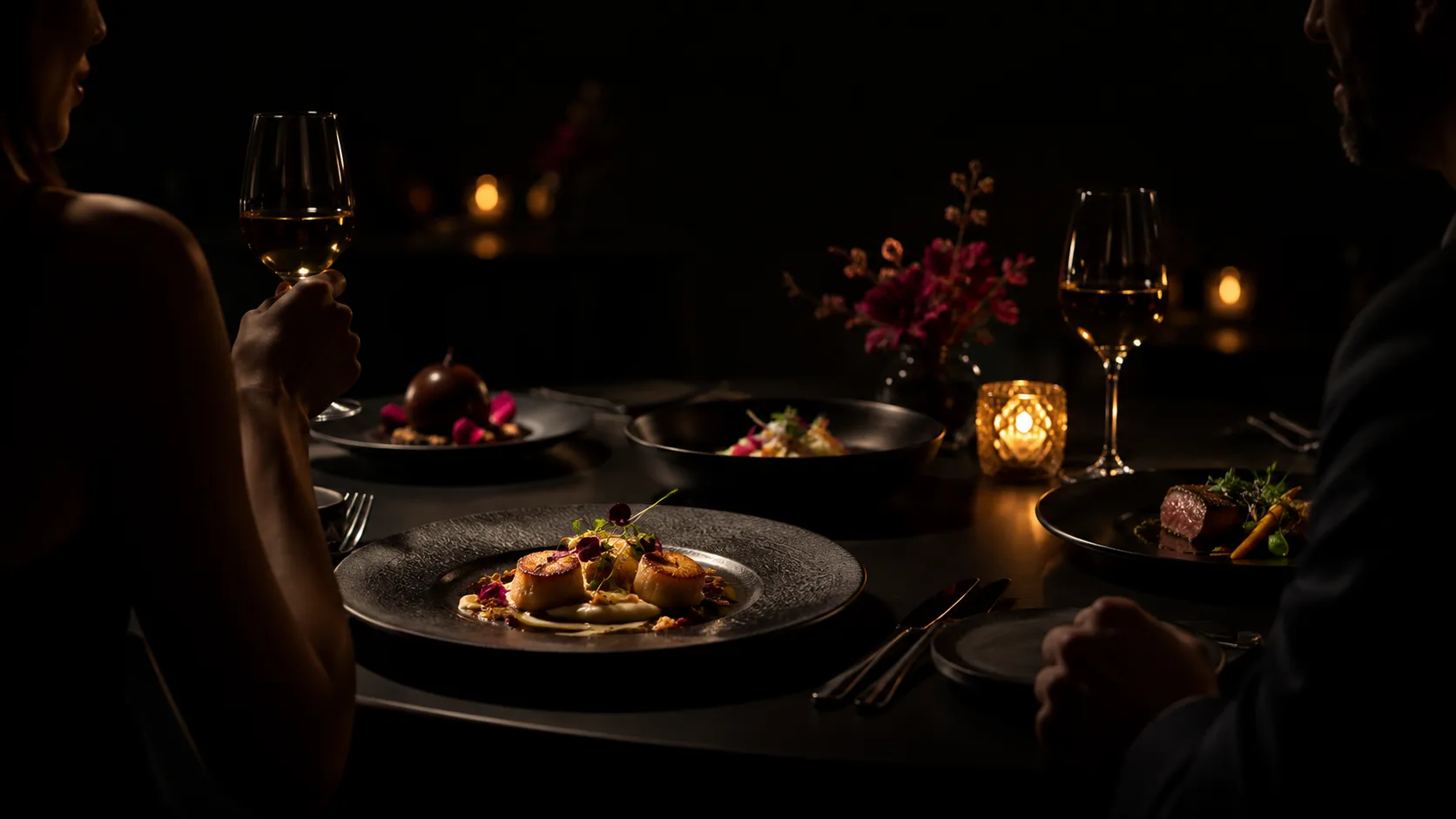 Elegant angerichtetes Dinner in dunkler Atmosphäre